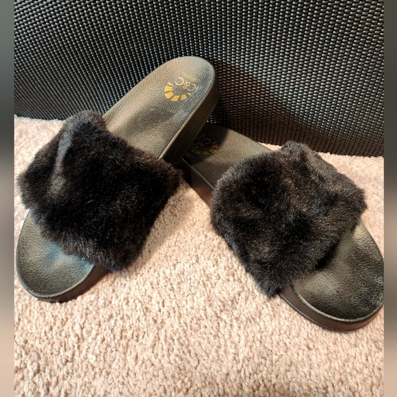 C&C California Black Faux Fur Slides - Picture 1 of 3